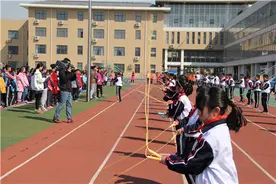 东营区丽景小学举行首届花样跳绳比赛图片
