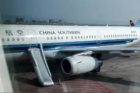 南航机上乘客误开舱门放滑梯致航班延误 已被警方控制图片