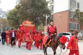 骑大马、坐花轿、穿喜服你在宿迁见过这样结婚的吗？图片