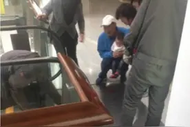 凶险 | 电梯咬手！北京1岁女童被夹断5根手指模拟动图触目惊心图片
