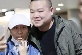 画风跑偏！岳云鹏遇虹桥一姐主动合影热聊，网友：到底谁是大明星图片