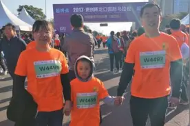 8岁小选手跑迷你马拉松，父母说每年都要带她参加图片