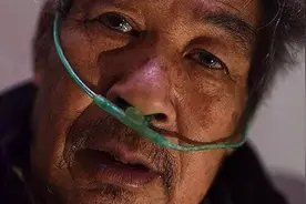 被尘肺病“诅咒”的一家：儿子死了，二手吸氧机又成爹的救命稻草图片