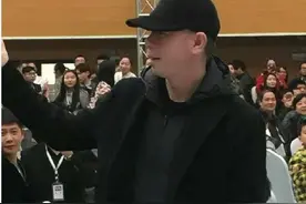 冯小刚今天在武汉过生日！作为武汉女婿，他眼中的徐帆居然是这样图片