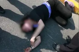 20岁女子骑车被查 躺地脱衣打滚（组图)图片