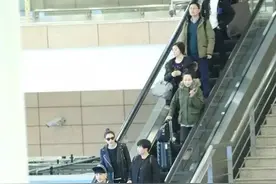 八姨太同机抵达遭鸡涌粉丝围拍！高圆圆：你们老公在里面呢~图片