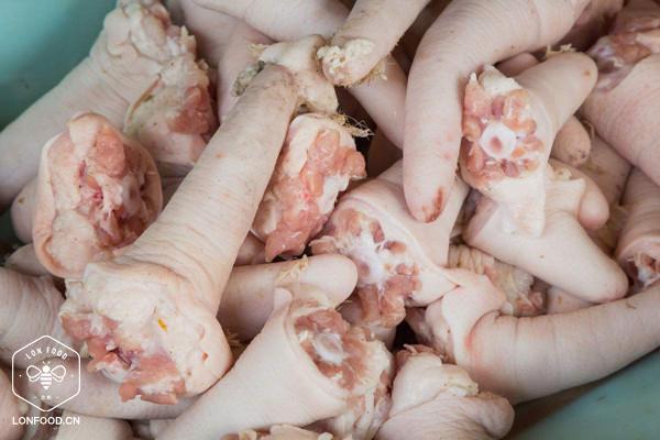 卖猪肉的告诉我，这样可以将猪肉上的猪毛去的既快速又干净！