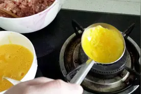 在家做蛋饺总是破皮怎么办？蛋液里加入一勺它，蛋饺皮金黄不怕破视频封面