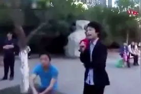 公园男子演唱黄家驹《海阔天空》引来路人围观，声音实在太像了！视频封面