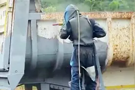 高压水枪除漆，车漆一冲就干净，而且还不伤车身