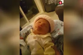 妈妈亲了下刚出生的宝宝，宝宝的反应亮了！