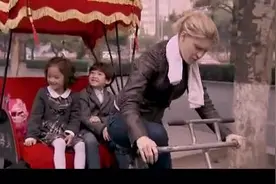 外国妈妈骑三轮车接中美混血双胞胎放学，把两个宝贝乐坏了视频封面