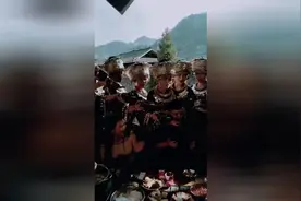 吃块苗族姑娘夹的肉，结果肉没吃到酒就喝醉了，后面喝到怀疑人生