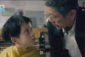 乡下爷爷看不惯美国孙子的黄头发，领着他到理发店染成黑发视频封面