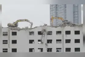 山西晋中挖掘机爬21层高楼作业，还有挖掘机到不了的地方么视频封面