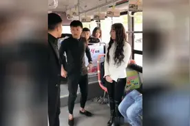 小伙子公交车上英雄救美，这招式我醉了视频封面