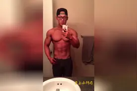 健美私教一个小技巧教你拍出漂亮腹肌