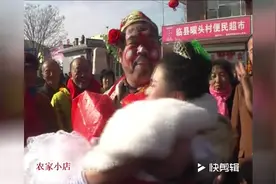 农村结婚好热闹，公公抱儿媳转圈圈，心花怒放视频封面