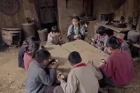山里实在太穷没吃的，孩子们吃不饱，老师只能把饭省给孩子们吃