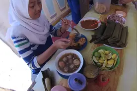 看看印尼的丸子汤怎么样，一碗7个大丸子，印尼女孩最爱吃