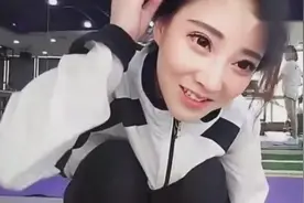 冯提莫健身房运动直播，对不起，你又被抢镜了视频封面
