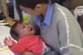 小咘咘一直哭闹想喝奶奶，奶瓶到嘴里立刻就笑了，好萌啊