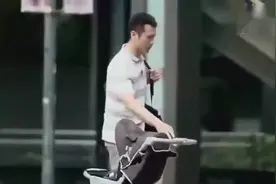 街头快闪，上百人集体装晕倒，路人一脸懵逼，心疼最后一个妹子视频封面