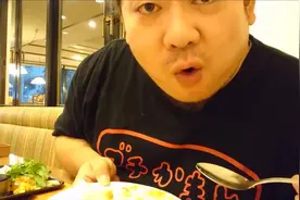 日本胖大叔吃超大牛排饭，汁水四溢视频封面