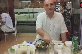 波兰大叔到中国东北菜馆喝酒吃肉，酒水便宜菜量足大叔很高兴视频封面