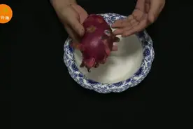 火龙果剥皮谁还用刀？她徒手就能剥，全程只需30秒，快速又不脏手