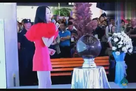 杨钰莹南通某商业活动现场，童颜美肤、高摆红裙艳惊四座视频封面