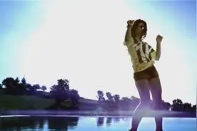 一首欧美泳池派对的金曲歌，《To kalokeri mas avto》超有感觉