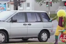 国外恶作剧：小丑手里端着蛋糕要砸人，司机被吓惨了，看完笑抽了视频封面