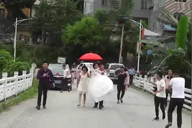 广西农村结婚，新娘子太重，抱不动了视频封面