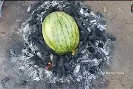 印度人吃西瓜的方法，简直是世界奇葩视频封面