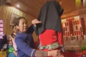 奇葩风俗新娘头盖黑布出门前娘家人还要往新娘身上泼“脏水”！视频封面