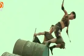 特种女兵残酷的体能训练，这样的下蹲你见过么，力度相当可以