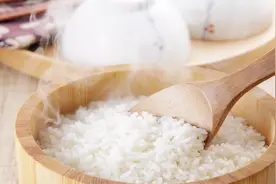 农村老大娘偷偷告诉我的妙招，这样蒸出来的米饭又嫩又香！视频封面