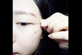 一根小发卡完美解决不会画眼线的问题，简直是神操作！