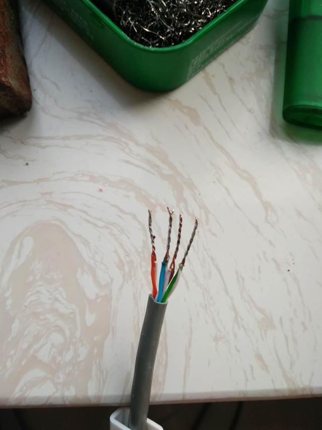 此处双股可以在输出头分为两根即一拖二)先将usb公头4个焊接点镀上