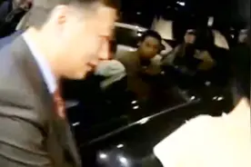 刘嘉玲乘坐“台湾首富”郭台铭豪车出行，郭台铭动作太体贴视频封面