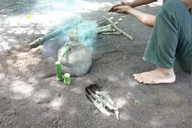 在芭蕉林原始技术制造芭蕉酒，度数很高，现做现喝喝得很陶醉