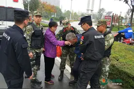 老人摔倒该不该扶？武警小哥哥们这样做图片