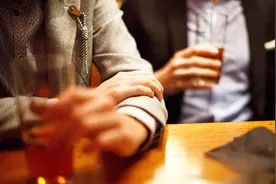 太有瘾俩大叔隔空自制神器喝酒，网友：有酒距离就不是问题！视频封面