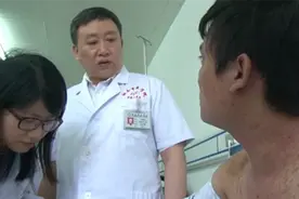 脸上的红斑上面有多层银白色的鳞屑并伴有瘙痒 大多是这种干癣