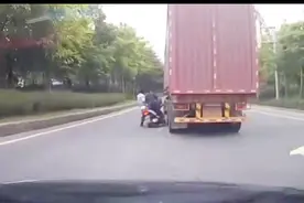 2条人命生死一瞬间！摩托车变道钻向货车轮底，回家烧高香吧视频封面