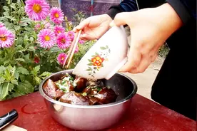 茄子不炒，不炸，不红烧，农村妈妈这样做茄子，比肉都香