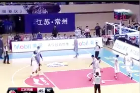 险引起冲突！阿巴斯遭北京张松涛肘击出血 张松涛还一脸无奈视频封面