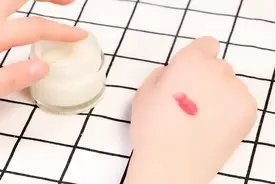 牛人现场示范卸妆，一秒卸掉口红超干净，敏感肌肤也能用！