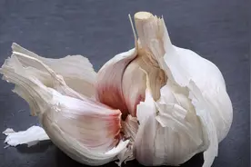 多吃大蒜到底有什么好处？视频封面